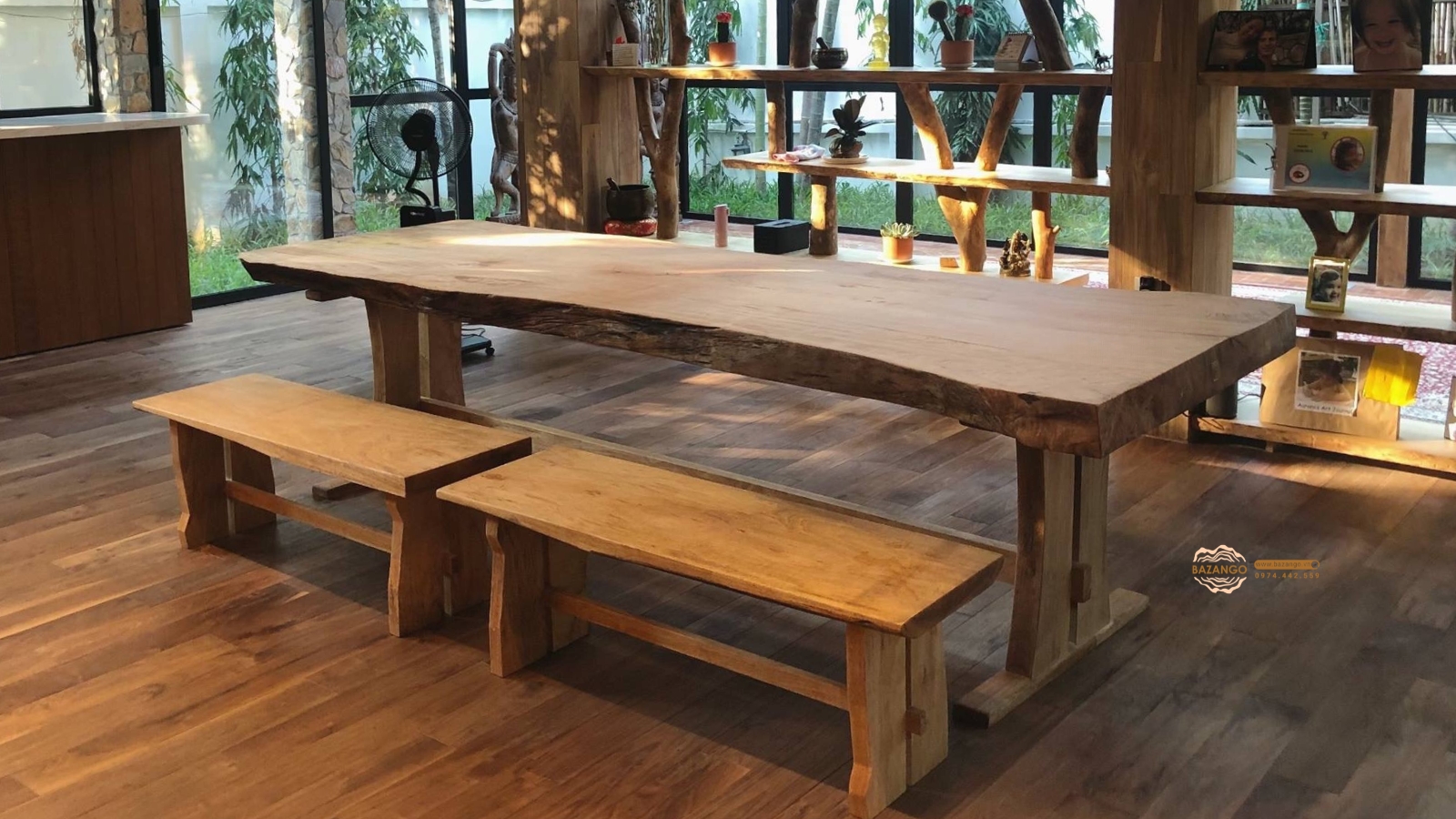 Bàn ăn gỗ trong biệt thự