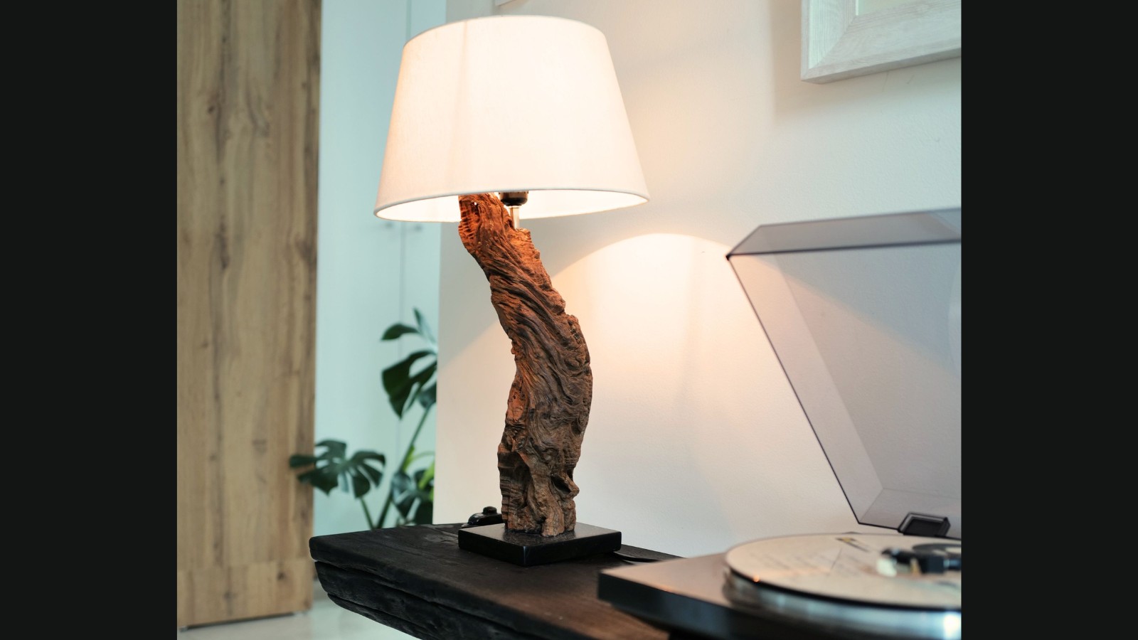 Đèn bàn gỗ tự nhiên