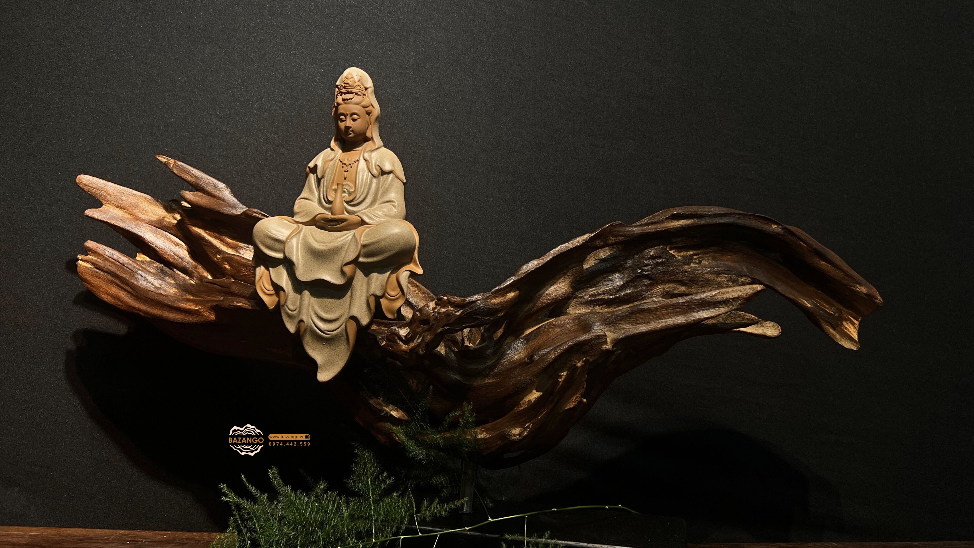 tượng phật ngồi trên gỗ lũa