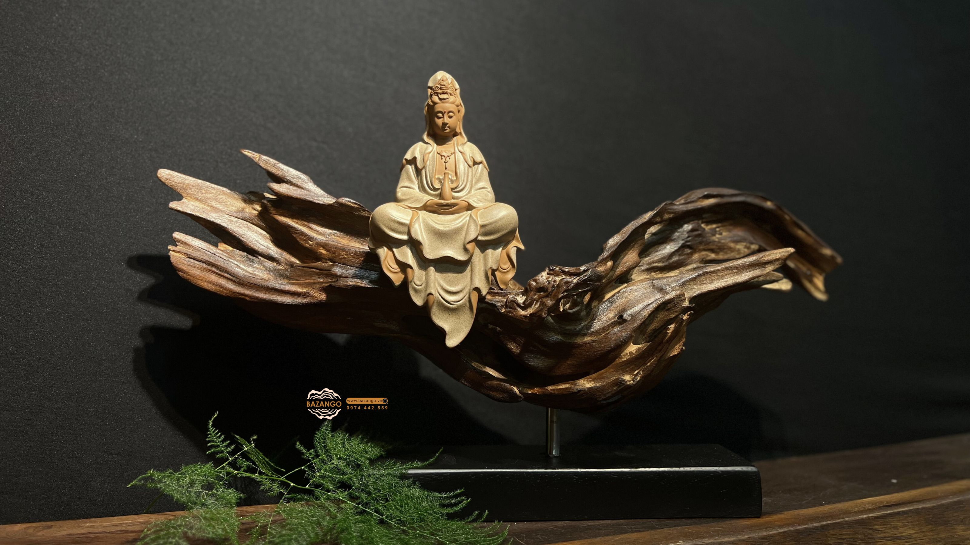 tượng phật ngồi trên gỗ lũa