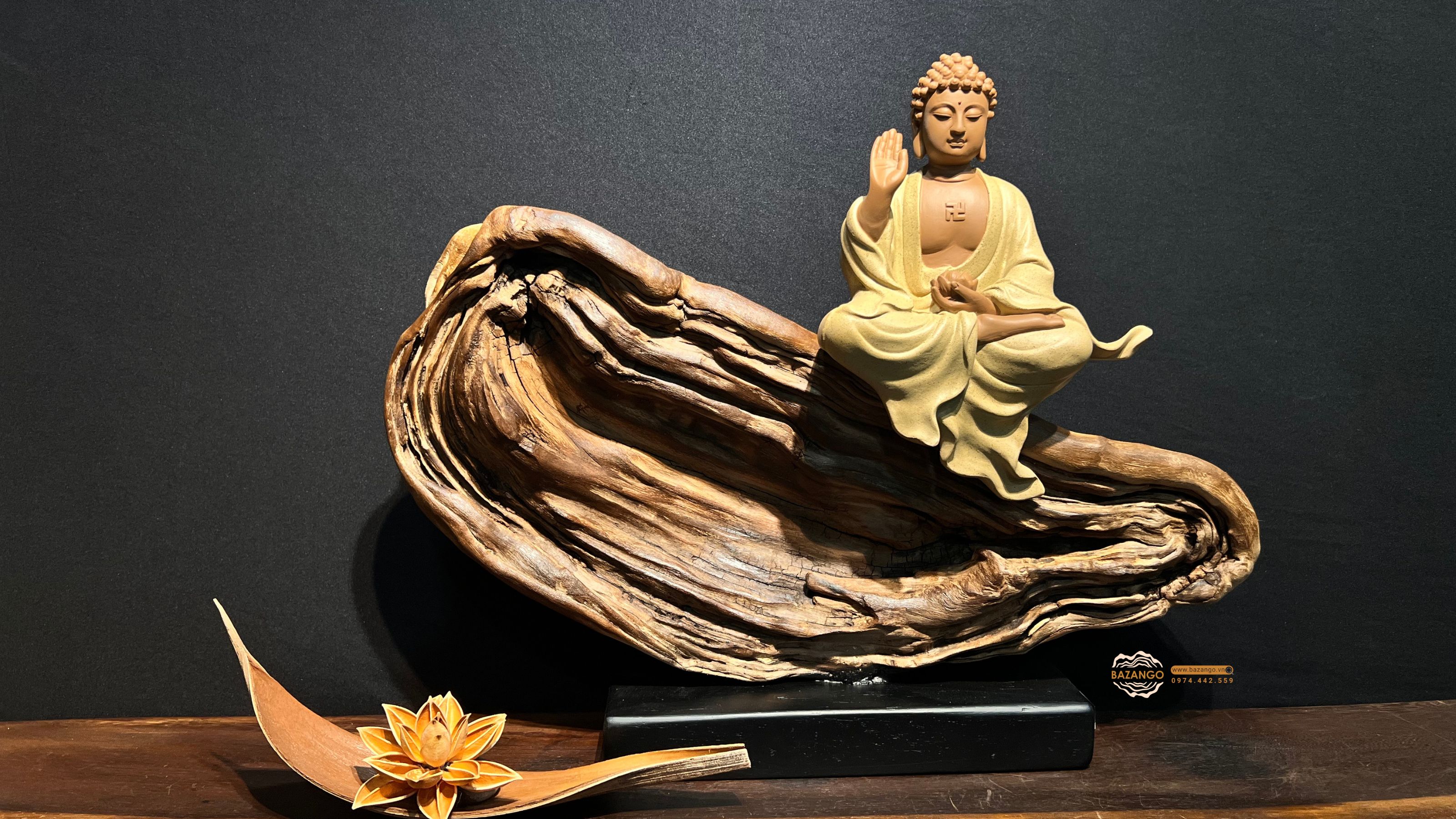 Tượng Phật A Di Đà ngồi trên Gỗ Lũa tự nhiên