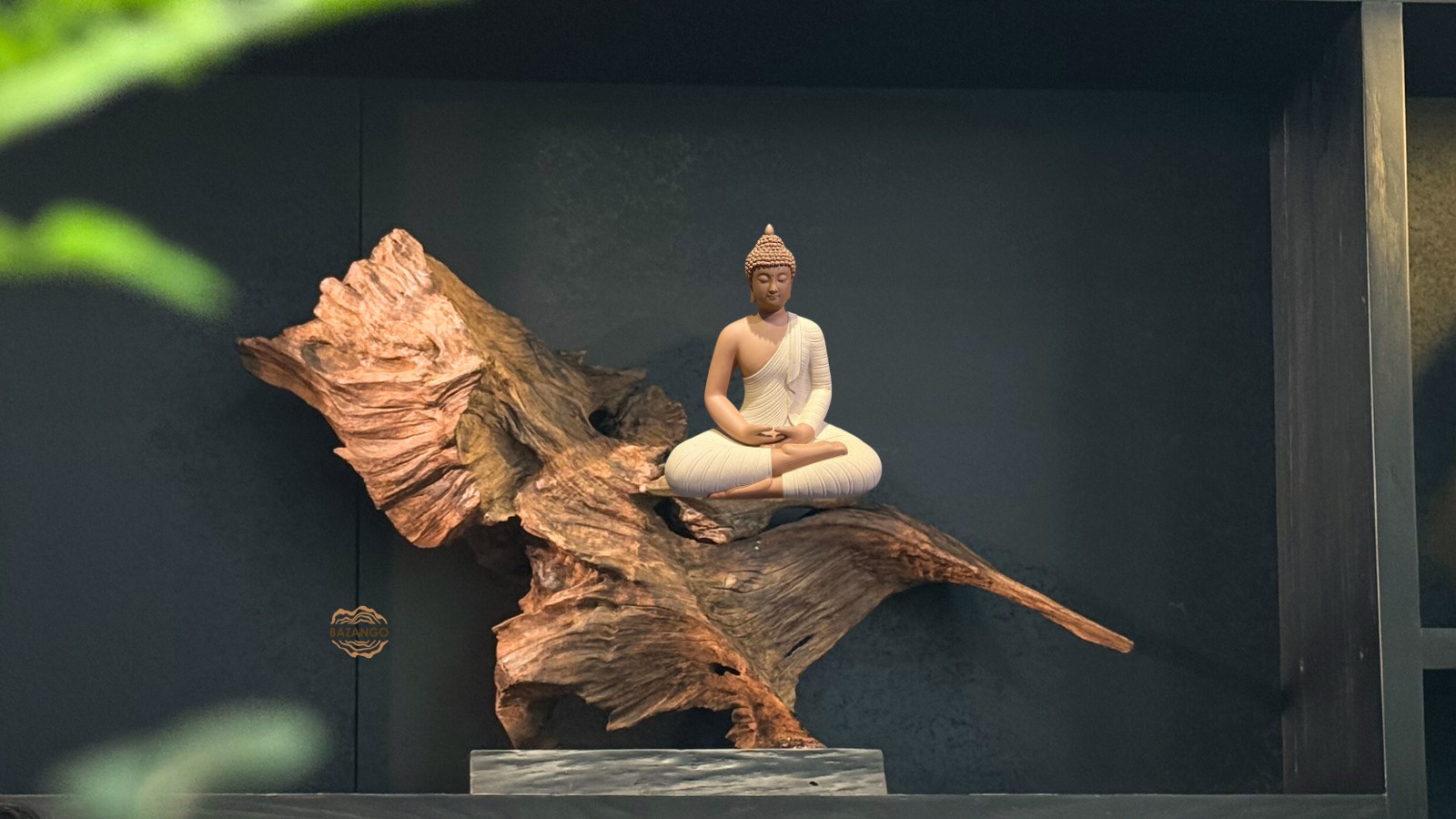 Tượng phật ngồi trên gỗ lũa