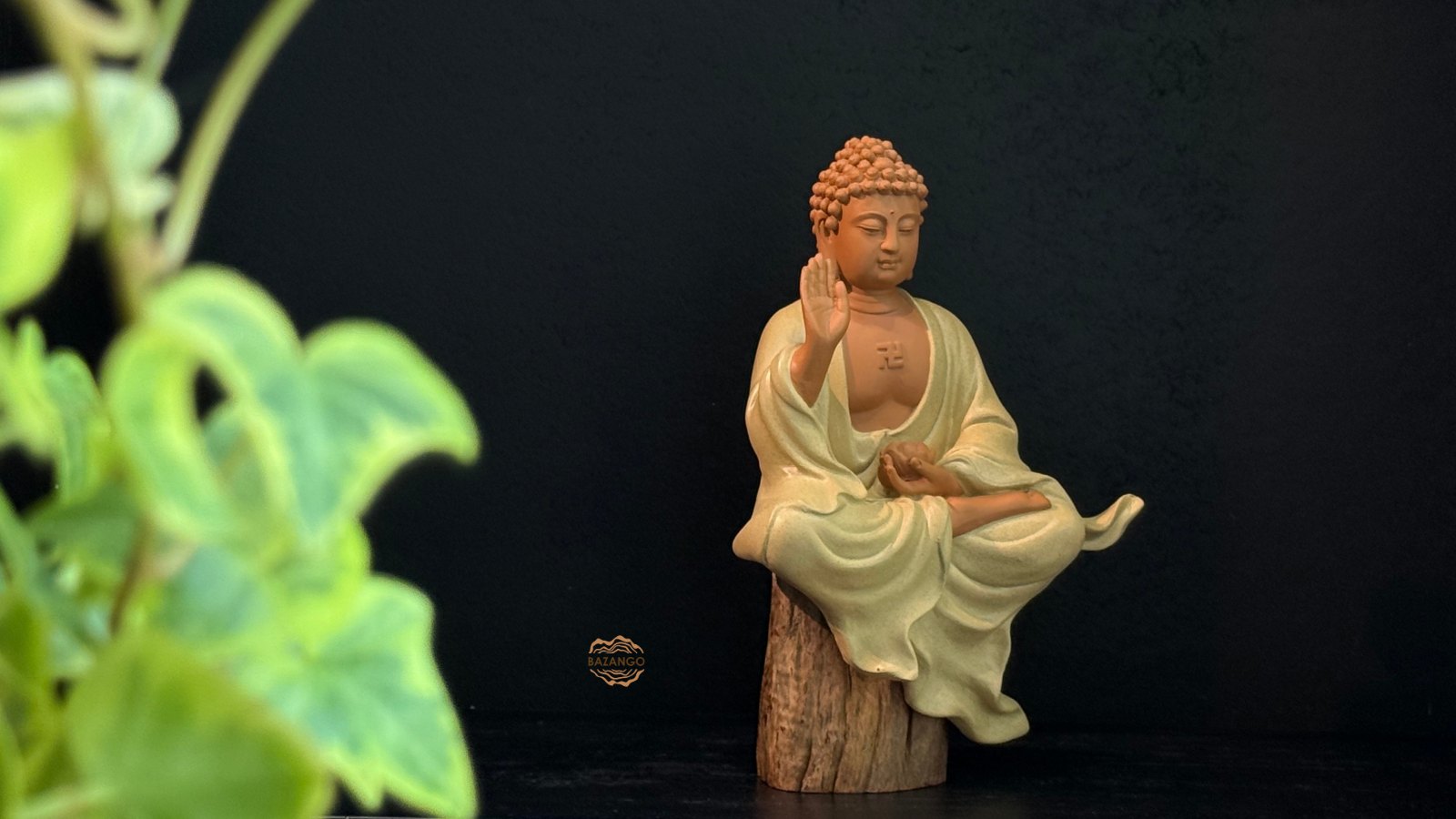 Tượng phật ngồi trên gỗ lũa