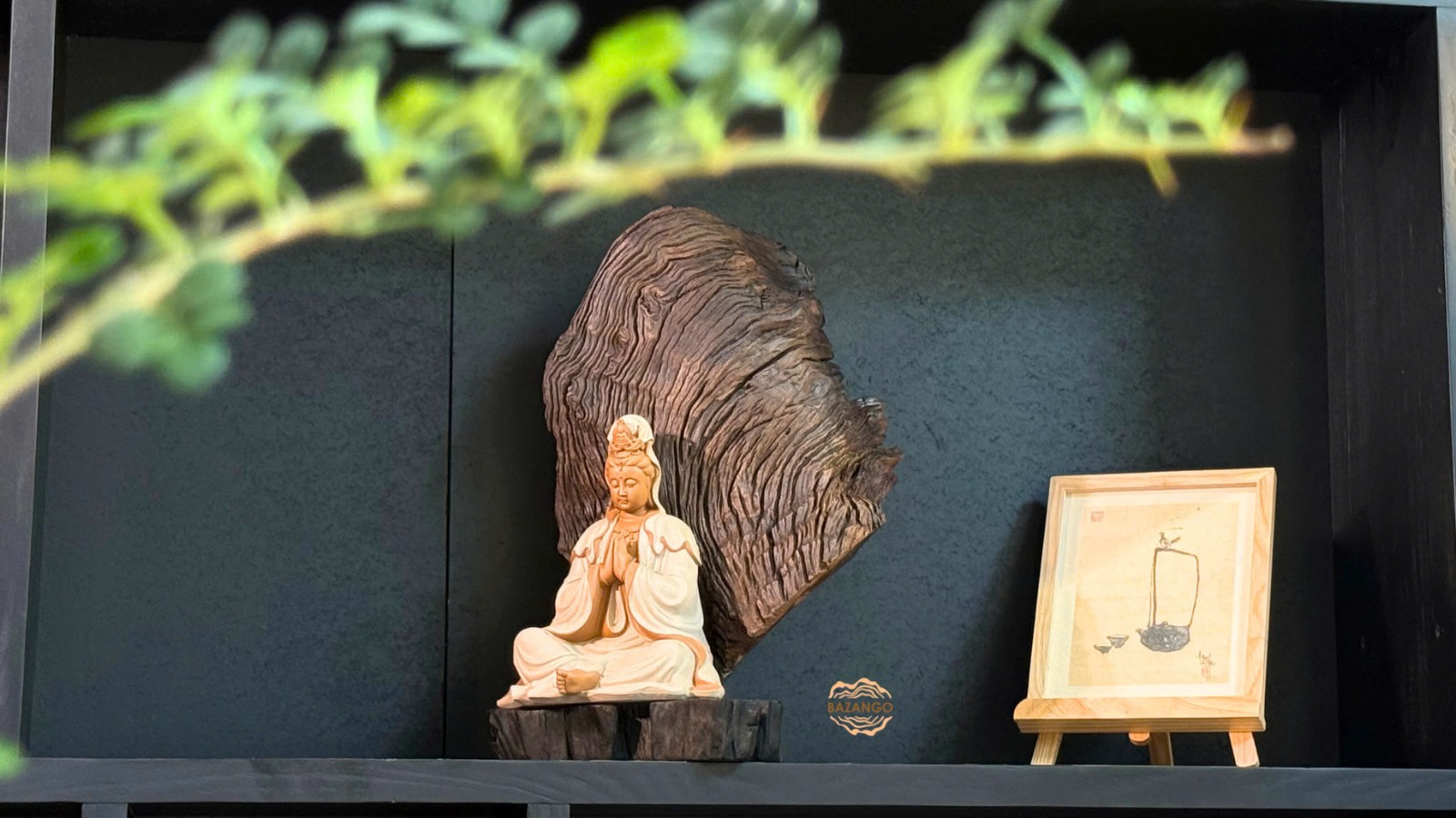 Tượng phật quan âm ngồi trên gỗ lũa